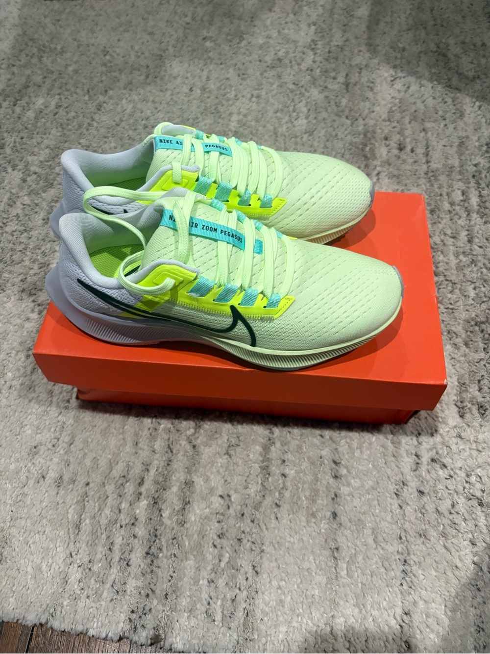 Nike Air Zoom Pegasus 38 Women’s Size 8 Barely Volt Running Shoes NEW